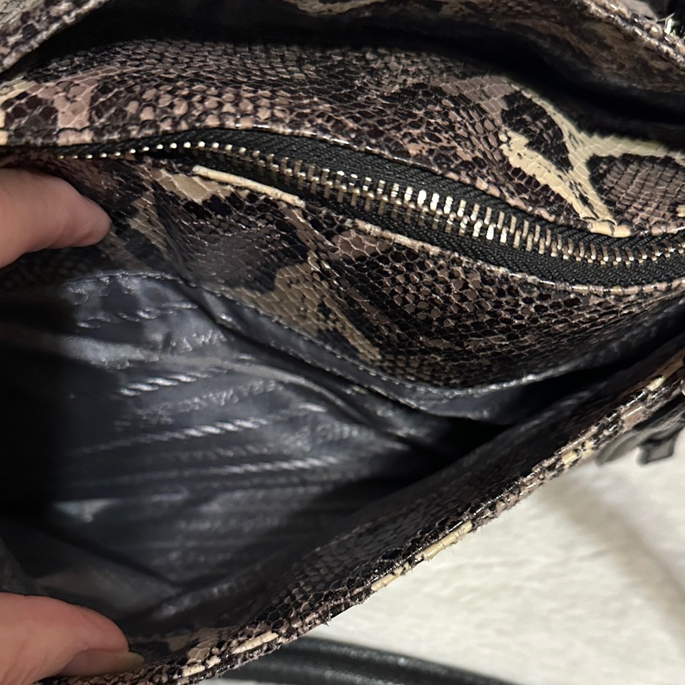 Simply Vera Vera Wang Stylish Snake Print Handbag or Cross Body - Picture 5 of 9